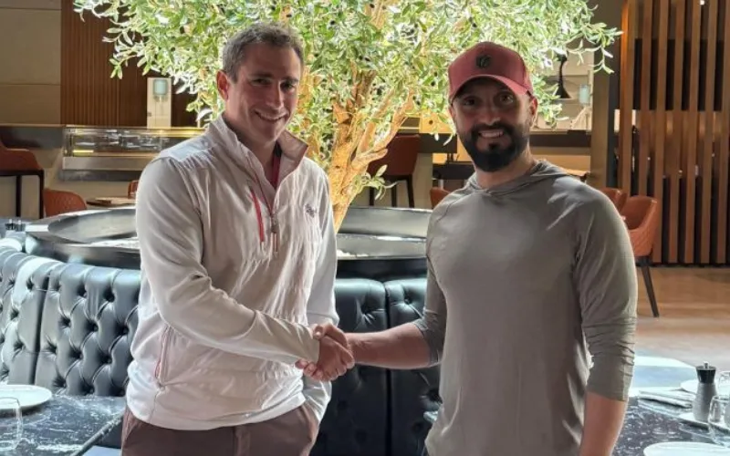 Five Iron Golf to Open Indoor Golf Venue in Riyadh in 2026 Jared Solomon, the CEO of Five Iron Golf, and Noah Alireza, the CEO of Golf Saudi shaking hands.