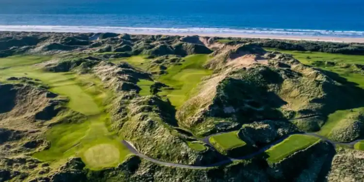 Discover Why Northern Ireland is a Golfer’s Paradise A golf course with the sea and beach in the background.