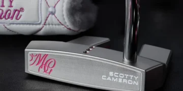 Stylish putter with pink accents.